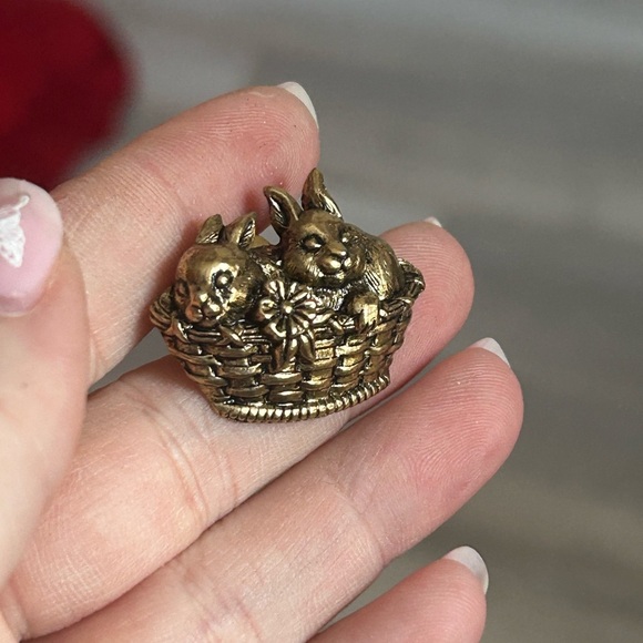 4/$50 Easter bunny on basket  vintage brooch 🐰 - Picture 3 of 6